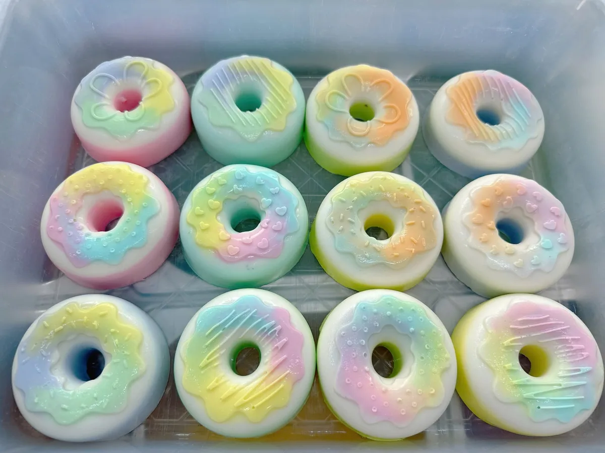 Khúc bạch donut nhiều màu xếp trong khay